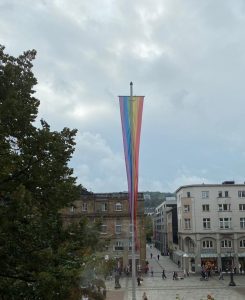 Die 11 Meter lange Regenbogenfahne